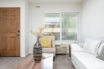 1681 Bayview Heights Dr, Unit 32 in San Diego, CA - Building Photo - Building Photo