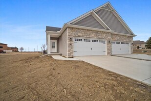 13 Stone Ml Ct in Bloomington, IL - Building Photo