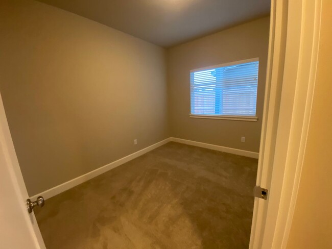 4907 SW Zenith Ave in Redmond, OR - Building Photo - Building Photo