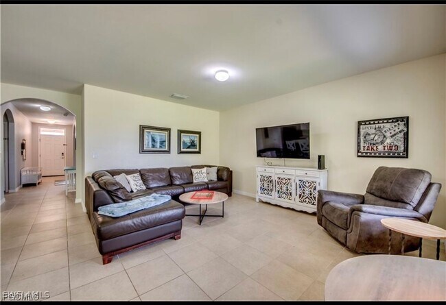 233 SE 3rd St in Cape Coral, FL - Building Photo - Building Photo