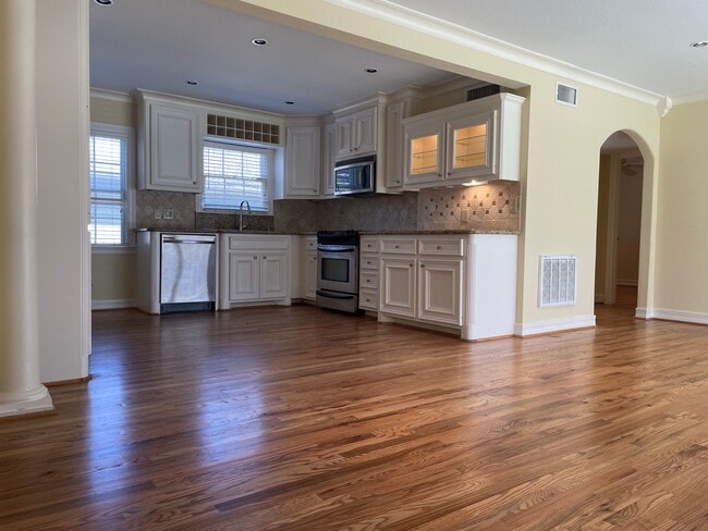 property at 1750 Wroxton Ct