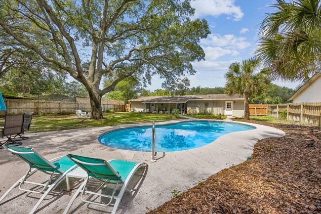 property at 716 S 15th St