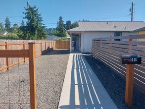 1113 D St in Springfield, OR - Foto de edificio - Building Photo