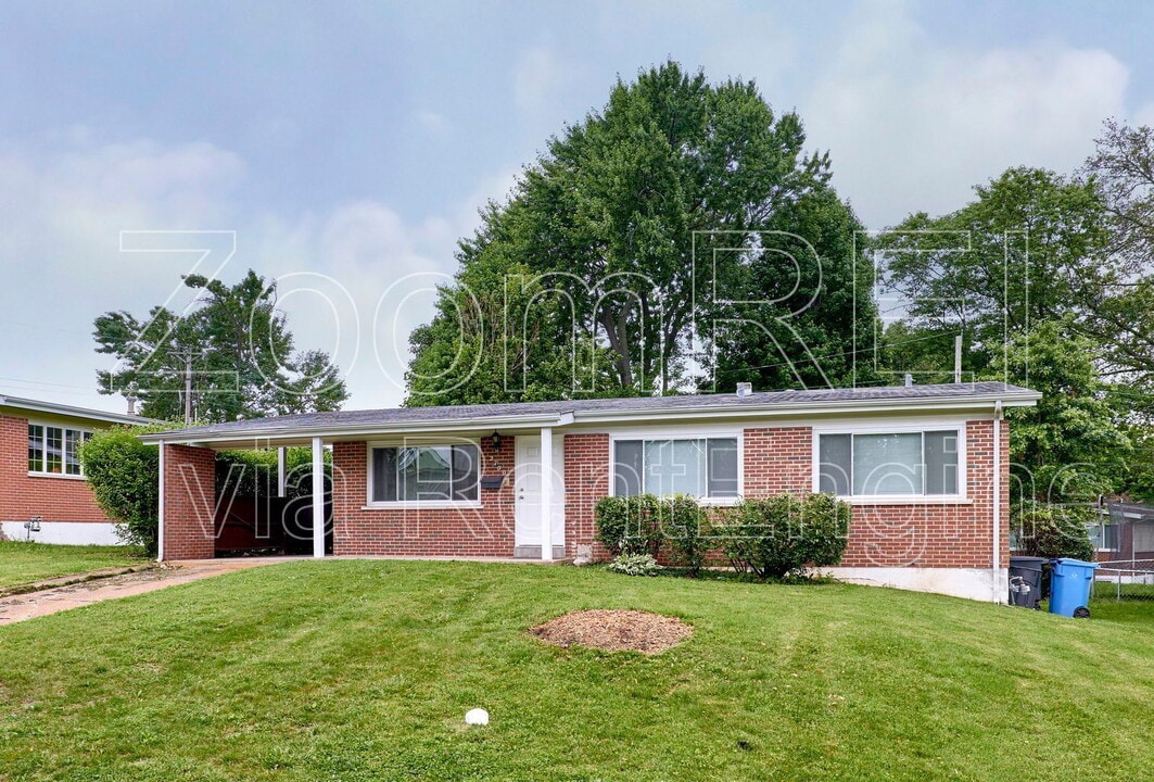2700 Steeplechase Ln in Florissant, MO - Building Photo