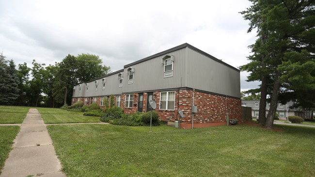 Chez Paree Apartments and Townhomes in Hazelwood, MO - Foto de edificio - Building Photo