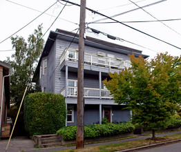 Victoria Apartments in Seattle, WA - Building Photo - Building Photo