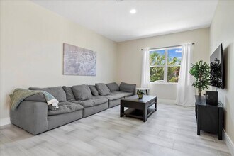 818 Foresteria Dr in West Palm Beach, FL - Foto de edificio - Building Photo