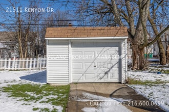 21511 Kenyon Dr in Maple Heights, OH - Building Photo - Building Photo