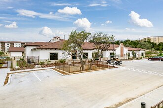 Tacara at Stone Oak in San Antonio, TX - Foto de edificio - Building Photo