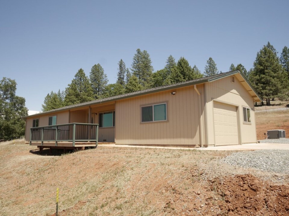 19933 Spring Lake Rd in Mokelumne Hill, CA - Building Photo