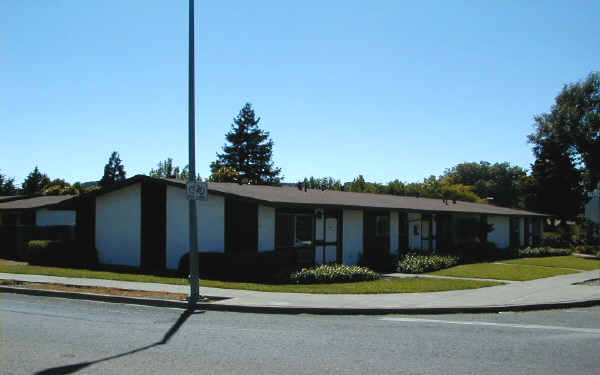 153 Freeway Dr in Napa, CA - Foto de edificio - Building Photo