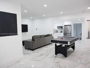 1649 NE 8th Ave in Fort Lauderdale, FL - Foto de edificio - Building Photo