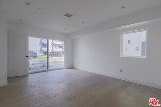 11814 Gilmore St in Los Angeles, CA - Building Photo - Building Photo