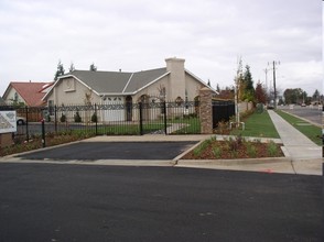 Maple Estates Apartments in Fresno, CA - Building Photo - Building Photo