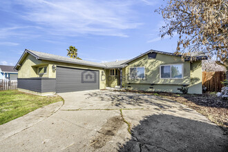 2233 Babette Way in Sacramento, CA - Building Photo - Building Photo