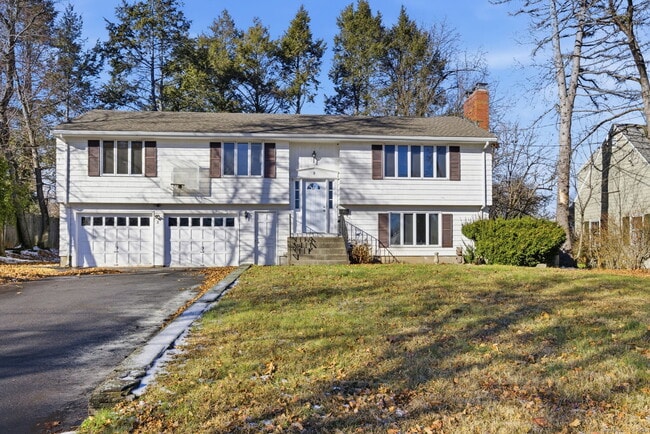 8 Cherryfield Dr in West Hartford, CT - Building Photo - Building Photo