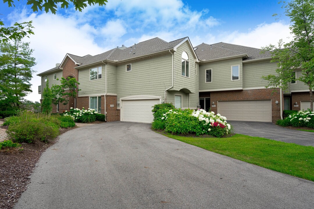 3782 Pine Lake Knoll Dr in West Bloomfield, MI - Foto de edificio