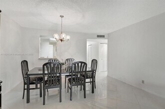 7300 Lake Cir Dr in Margate, FL - Foto de edificio - Building Photo
