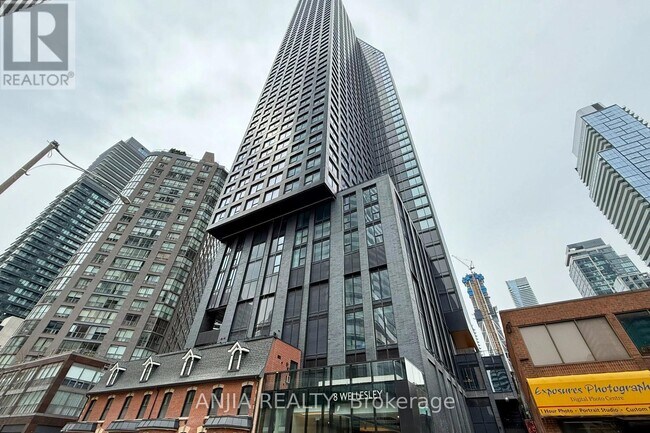 8-2718 Wellesley St W in Toronto, ON - Building Photo - Building Photo