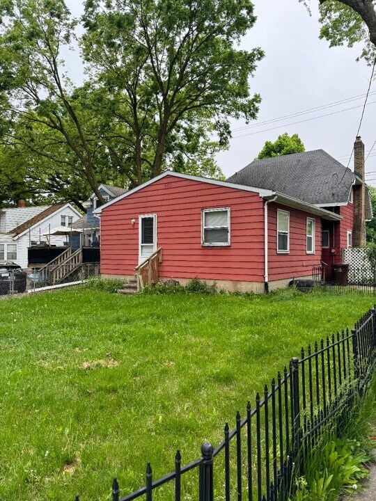 2301 S Martin Luther King Jr Blvd in Lansing, MI - Building Photo