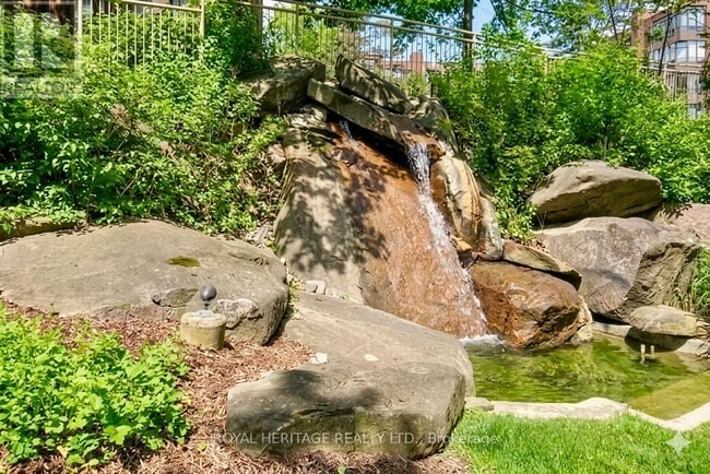 245 The Donway W in Toronto, ON - Building Photo - Building Photo