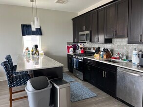 140 Comet Way, Unit C1 in Hackensack, NJ - Building Photo - Building Photo
