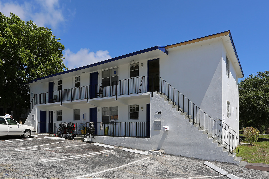 Freshwater Apartments in West Palm Beach, FL - Building Photo