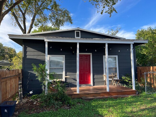 611 Nelray Blvd in Austin, TX - Foto de edificio - Building Photo
