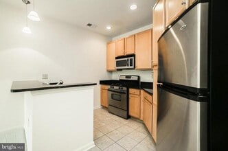 2665 Prosperity Ave, Unit 209 in Fairfax, VA - Foto de edificio - Building Photo
