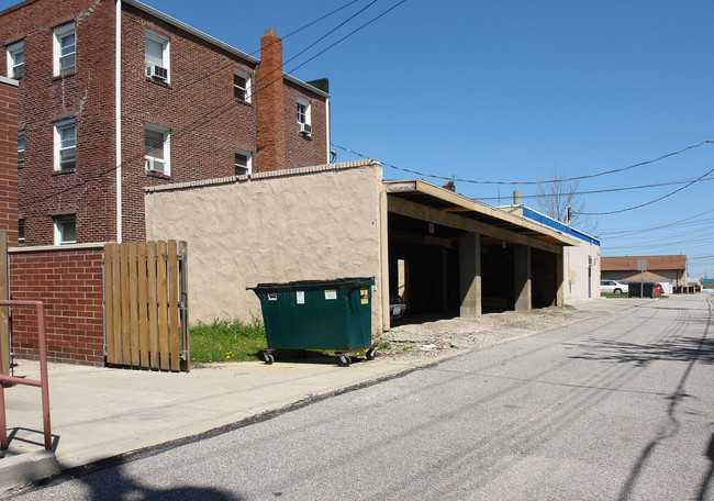 2305 State Rd in Cuyahoga Falls, OH - Foto de edificio - Building Photo