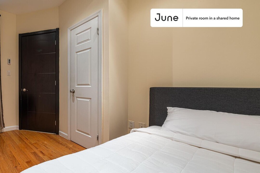 Room in Shared 4 bed/2 bath home in New York, NY - Building Photo