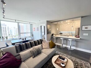 1455 N Sandburg Terrace in Chicago, IL - Building Photo - Building Photo