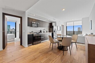 398 NE 5th St, Unit 3218 in Miami, FL - Foto de edificio - Building Photo