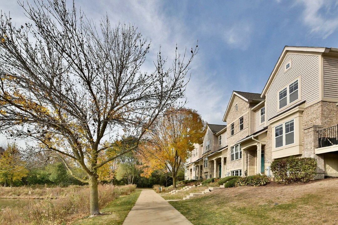 5502 Cambridge Way in Hanover Park, IL - Building Photo