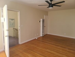 1825 Clinton Ave, Unit D in Alameda, CA - Foto de edificio - Building Photo