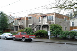 2478 NW Savier St in Portland, OR - Foto de edificio - Building Photo