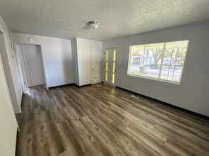 389 S 360 W in Tooele, UT - Foto de edificio - Building Photo