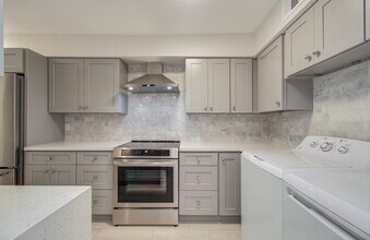 355 N Post Oak Ln in Houston, TX - Building Photo - Building Photo