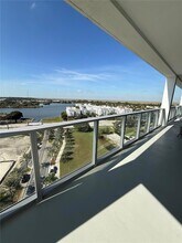 2000 Metropica Wy, Unit 1204 in Sunrise, FL - Foto de edificio - Building Photo
