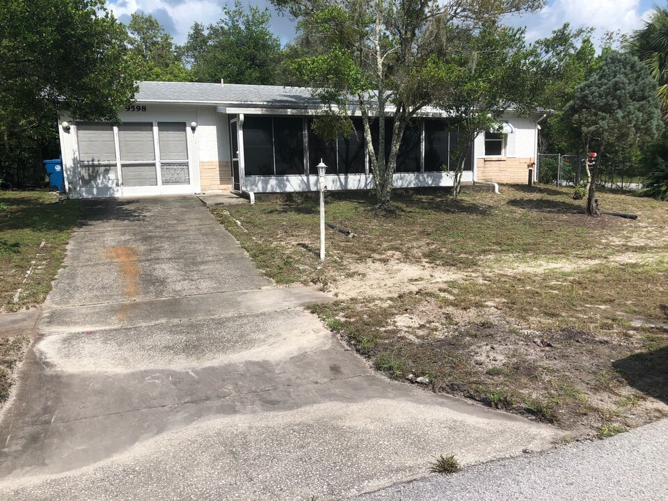 9598 River Rd in Spring Hill, FL - Building Photo