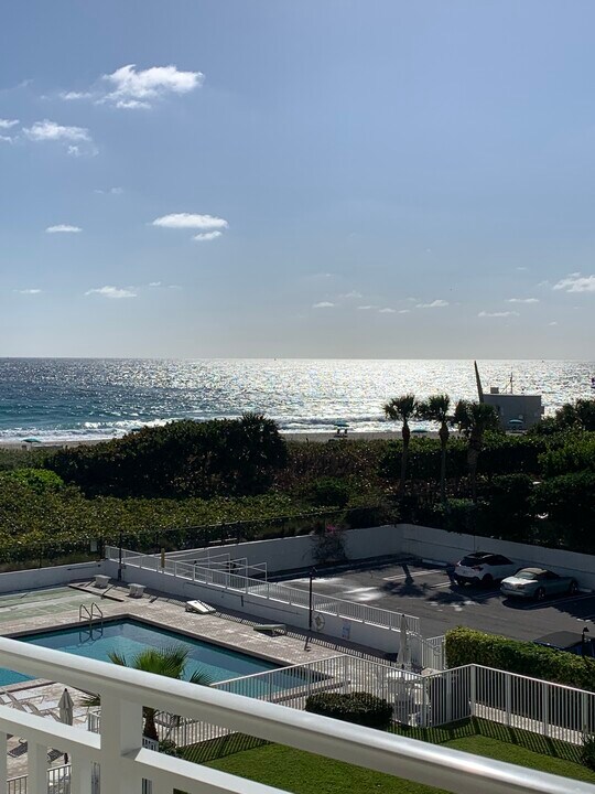 33 Ocean Ave, Unit 409 in Palm Beach Shores, FL - Building Photo