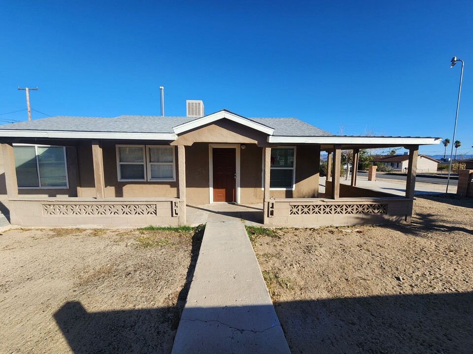 72044 Manana Dr in Twentynine Palms, CA - Foto de edificio