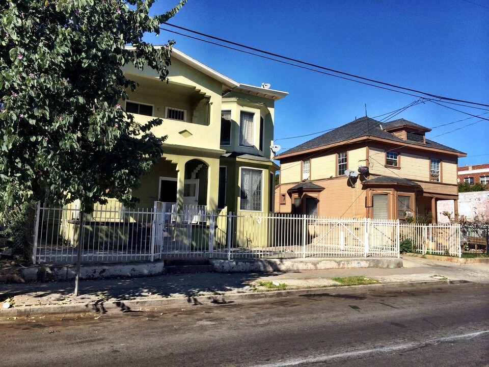 1111-1117 S Burlington Ave in Los Angeles, CA - Foto de edificio