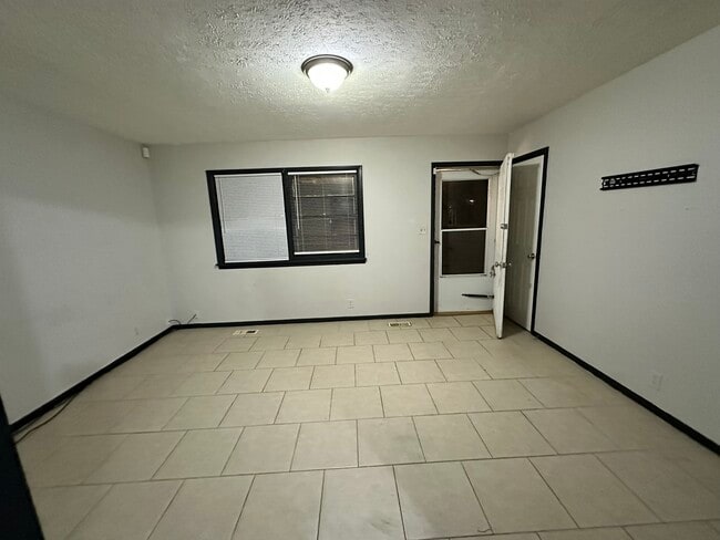 1217 E 9th Ave in Hutchinson, KS - Building Photo - Building Photo