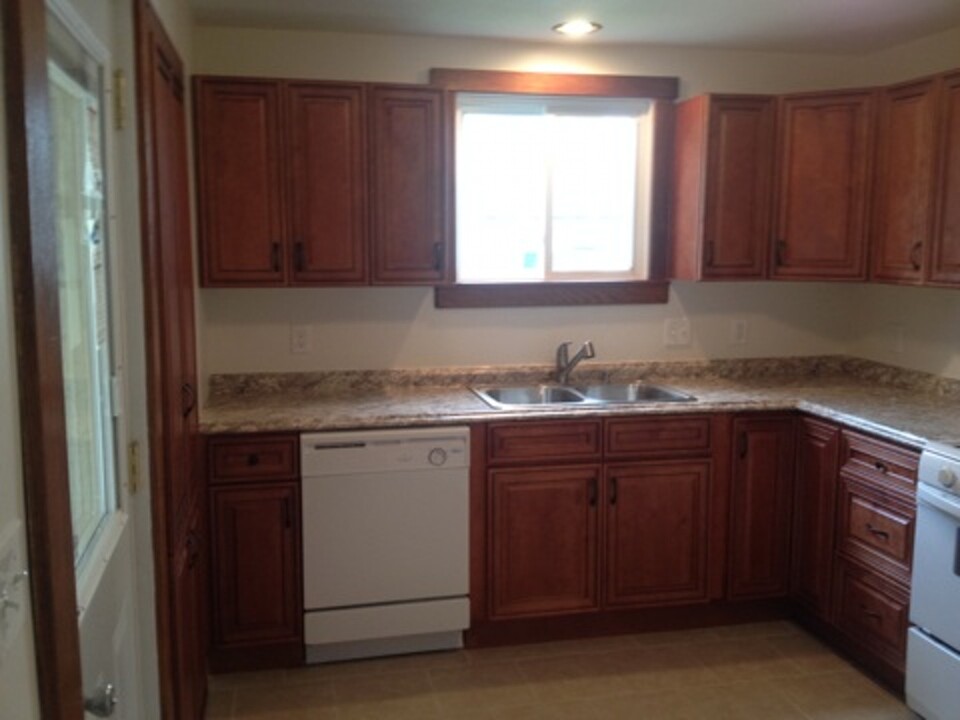 76 N West St in Hillsdale, MI - Building Photo