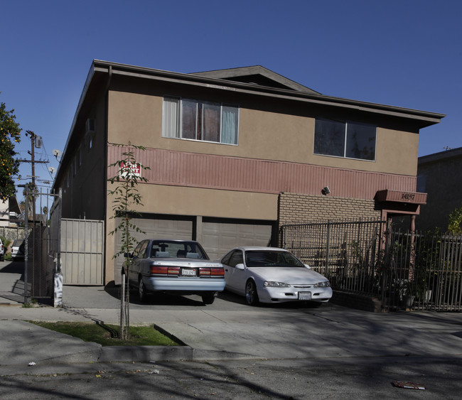 14157 Calvert St in Van Nuys, CA - Foto de edificio - Building Photo