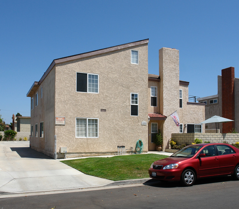 16802 Lynn St in Huntington Beach, CA - Building Photo