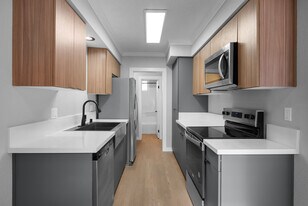 Four Seasons Apartments in Paramount, CA - Building Photo