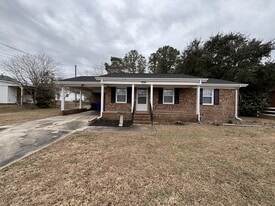 280 E Main St in Coats, NC - Building Photo
