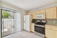 4008 Poinciana Ct in Palm Harbor, FL - Foto de edificio - Building Photo